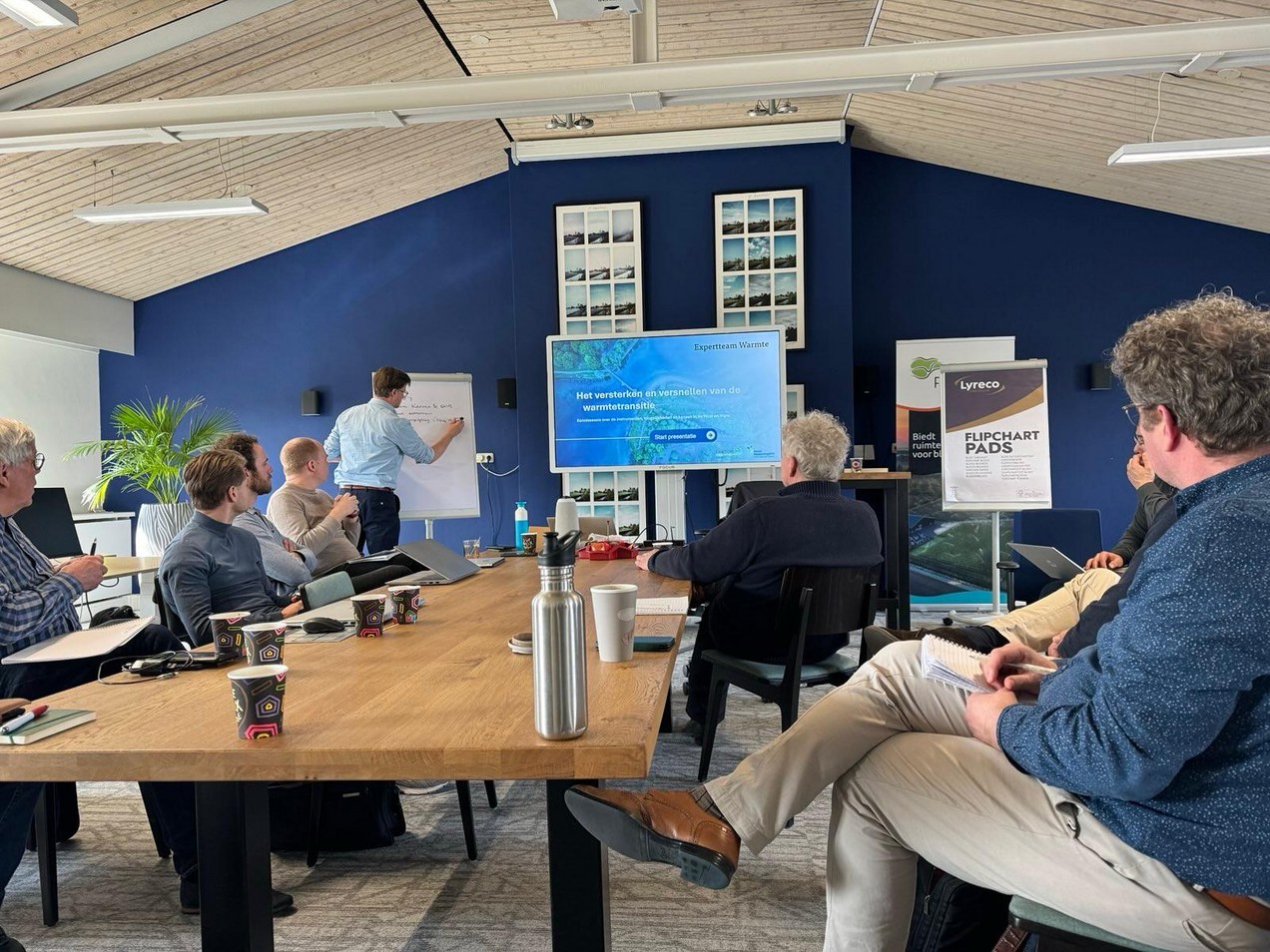 Experts en gemeentelijke professionals werken samen tijdens een bijeenkomst over de warmtetransitie