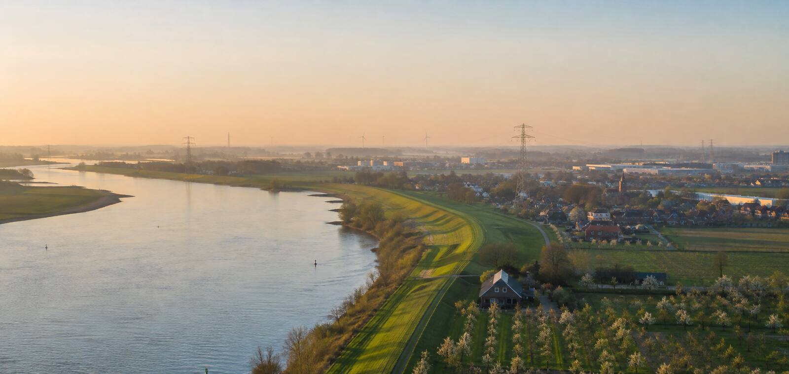 Tijdelijk sfeerbeeld van een Nederlands rivierenlandschap met energie-infrastructuur